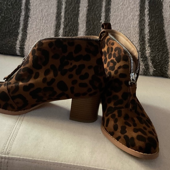 Leopard print boots in size 8 - Picture 2 of 3